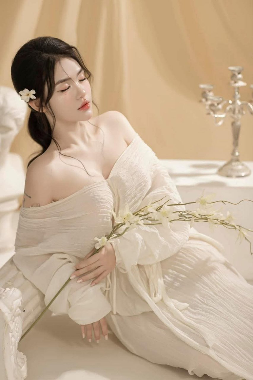 Yaoyao, một người mẫu trẻ đến từ Bắc Kinh, cùng những người bạn gái đáng yêu của cô đang biểu diễn một chương trình thân thiện. Hãy xem cảm giác xuất tinh cực khoái như thế nào và tận hưởng cảm giác xuất tinh theo phong cách vườn nhé!